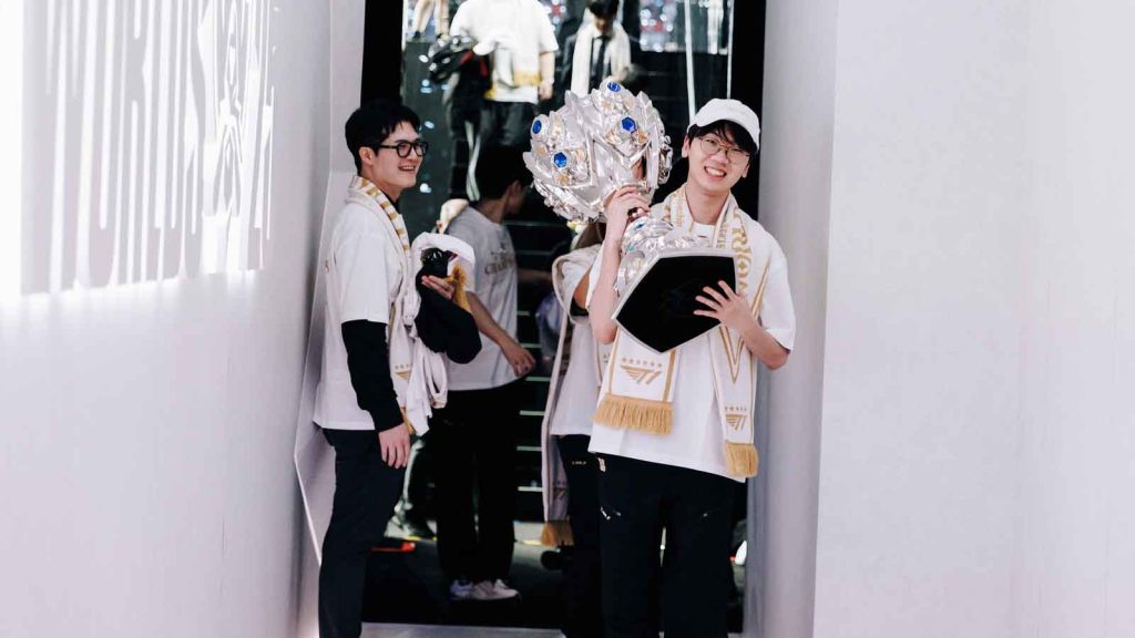 Doran of T1 celebrates back stage after being crowned champions at League of Legends Worlds 2025 Finals on November 08, 2025 in Chengdu, China.