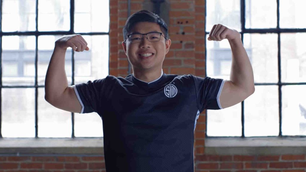 TSM Valorant pro player Matthew "Wardell" Yu in 2021 doing bicep pose