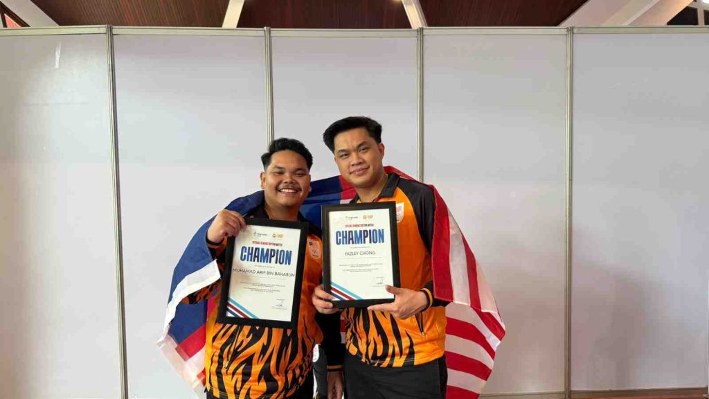 Malaysia’s Muhamad Arif Bin Baharun and Fazley Chong  are champions of Magic Chess Go Go at 33rd SEA Games 